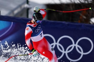 　男子スーパー大回転、ゴール後に腕を突き上げるフラニョ・フォンアルメン＝１１日、ボルミオ（ロイター＝共同）