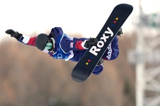 　女子ハーフパイプ予選　エアを決めるクロイ・キム＝リビーニョ（共同）