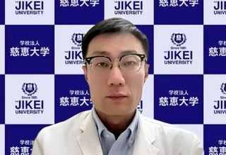 　オンラインで研究成果を発表する東京慈恵医大の藤田雄・准教授＝９日