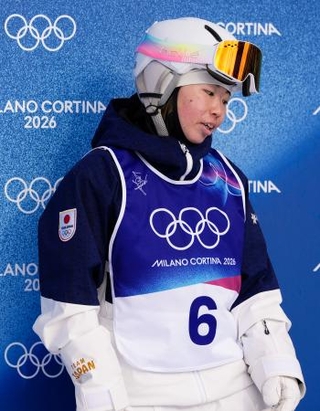 　女子モーグル決勝２回目を終え、さえない表情を見せる冨高日向子＝リビーニョ（共同）