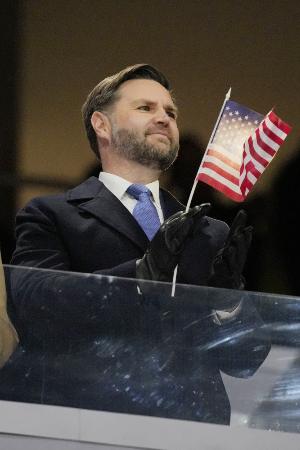 　五輪開会式で入場行進する米国選手団に拍手を送るバンス米副大統領＝６日、イタリア・ミラノ