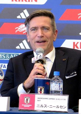 　記者会見するサッカー女子日本代表「なでしこジャパン」のニールセン監督＝１２日、東京都内