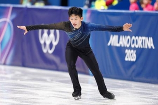 　フィギュアスケート男子ＳＰで演技する台湾の李宇翔＝１０日、ミラノ（共同）