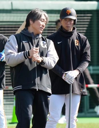 　松井秀喜臨時コーチ（左）から指導を受ける巨人・松本＝宮崎