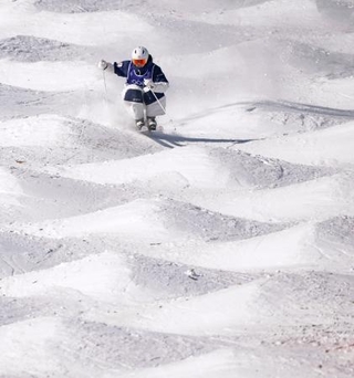 　男子モーグル予選　コブを攻める島川拓也＝リビーニョ（共同）