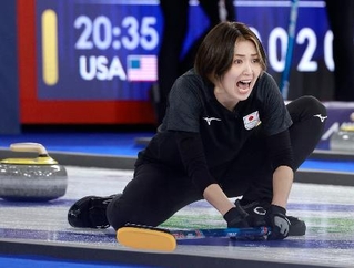 　日本-スウェーデン　第６エンド、指示を出す吉村＝コルティナダンペッツォ（共同）