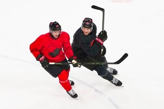 　練習するクロスビー（左）らカナダ男子＝８日、ミラノ（ＡＰ＝共同）