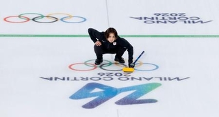 　日本-スウェーデン　第８エンド、ショットの行方を見る吉村＝コルティナダンペッツォ（共同）