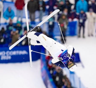 　ミラノ・コルティナ冬季五輪フリースタイルスキー男子モーグルの決勝２回目で第２エアを決める堀島行真。銅メダルを獲得した＝１２日、イタリア・リビーニョ（共同）