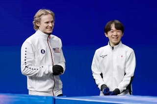 　公式練習を前に笑顔を見せるイリア・マリニン（左）と鍵山優真＝ミラノ（共同）