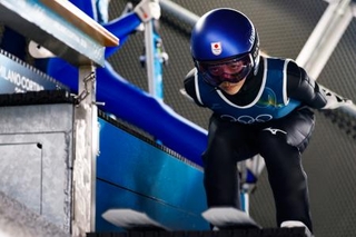 　ラージヒルで公式練習に臨む高梨沙羅＝プレダッツォ（共同）