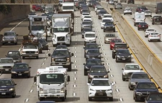 　米カリフォルニア州ロサンゼルスの道路で列をなす自動車＝２０２２年（ゲッティ＝共同）