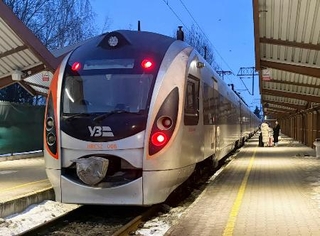 　国営ウクライナ鉄道の車両＝３日、ポーランド南東部プシェミシル（共同）