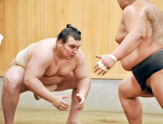 　ぶつかり稽古で汗を流す安青錦（左）＝東京都江東区の安治川部屋