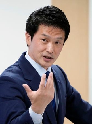 　中道改革連合の新代表に選出され、記者会見する小川淳也氏＝１３日午後、東京・永田町の党本部