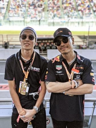 　鈴鹿サーキットでＦ１を観戦した小林陵侑（左）とＡＫ-６９さん＝２０１９年１０月（Ｆｌｙｉｎｇ　Ｂ　Ｅｎｔｅｒｔａｉｎｍｅｎｔ　Ｉｎｃ．提供）