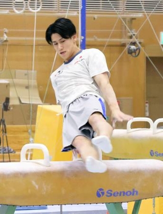　体操男子の強化合宿で、あん馬の練習を行う橋本大輝＝東京都北区の味の素ナショナルトレーニングセンター