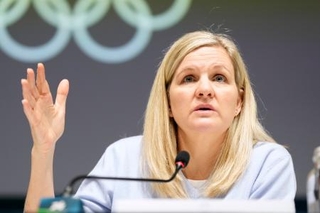 　記者会見するＩＯＣのコベントリー会長＝１３日、イタリア・ミラノ（共同）