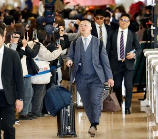 　ＷＢＣに向けた強化合宿のため宮崎空港に到着し、大勢のファンに迎えられる野球日本代表の牧（手前）ら＝１３日