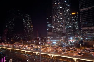 　北京市中心部のビル群と行き交う車両＝２０２５年１２月（共同）