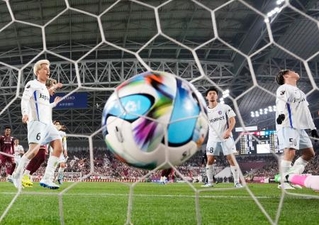 　神戸-長崎　前半、神戸に２点目のゴールを許した長崎イレブン＝ノエスタ