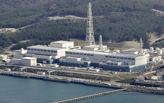 新潟県の東京電力柏崎刈羽原発の（左から）５号機、６号機、７号機＝２０２５年１１月