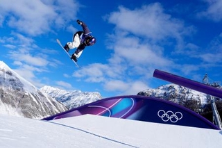 　女子スロープスタイルの試合会場で調整する村瀬心椛＝リビーニョ（共同）