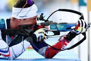 　バイアスロン男子１０キロスプリントで今大会２個目の金メダルを獲得したカンタン・フィヨンマイエ＝１３日、アンテルセルバ（ロイター＝共同）