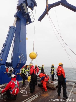 　バロー岬沖での観測機器の設置作業＝２０２４年９月（海洋研究開発機構・北極域研究加速プロジェクト提供）