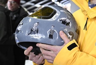 　戦死した母国のアスリートたちの顔が描かれたスケルトン男子ウクライナ代表のウラジスラフ・ヘラスケビッチのヘルメット＝１２日、イタリア・コルティナダンペッツォ（共同）