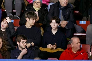 　男子フリーを観戦する中田璃士（右）＝ミラノ（共同）