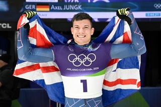 　スケルトン男子で優勝しポーズをとるマット・ウェストン＝コルティナダンペッツォ（共同）