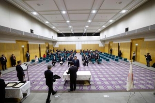 　総務省で行われた第５１回衆院選比例代表の当選証書付与式＝１４日午前