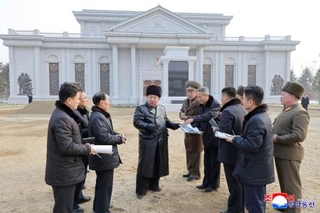 　ロシア支援のために派遣された北朝鮮軍の功績をたたえる「海外軍事作戦戦闘偉勲記念館」の建設現場を視察する金正恩朝鮮労働党総書記（左から４人目）＝１３日、平壌（朝鮮中央通信＝共同）