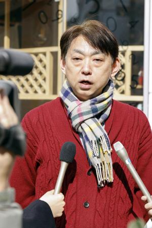 　取材に応じる福島正洋弁護士＝１４日午前、東京都内