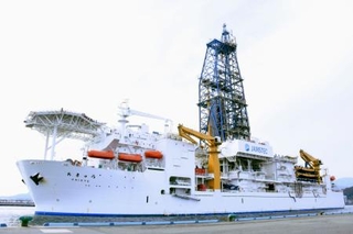 　レアアースを含んだ泥を採取して帰港した地球深部探査船「ちきゅう」＝１４日午後、静岡市の清水港