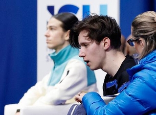 　男子フリーの演技を終えたウクライナのキリロ・マルサク。奥はＡＩＮのピョートル・グメニク＝ミラノ（共同）