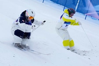 　女子デュアルモーグル２回戦　コブを攻める冨高日向子（左）＝リビーニョ（共同）