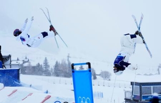 　女子デュアルモーグル２回戦　第２エアを決める藤木日菜（右）＝リビーニョ（共同）