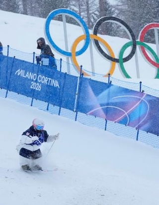 　女子デュアルモーグル１回戦　コブを攻め中尾春香＝リビーニョ（共同）