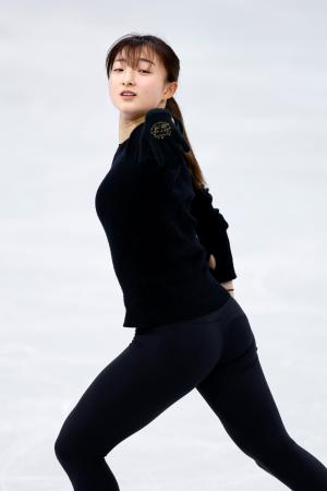 　公式練習で調整する坂本花織＝ミラノ（共同）