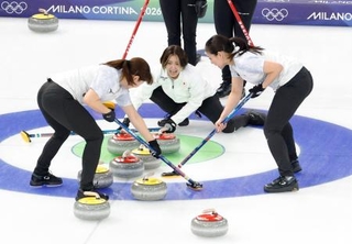 　日本-スイス　第８エンド、指示を出す吉村。左は小谷、右は近江谷＝コルティナダンペッツォ（共同）