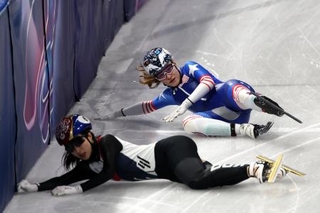 　スピードスケート・ショートトラック混合リレー準決勝で、転倒した韓国と米国の選手＝１０日（ゲッティ＝共同）