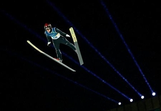 　男子個人ラージヒル　二階堂蓮の１回目の飛躍＝プレダッツォ（共同）