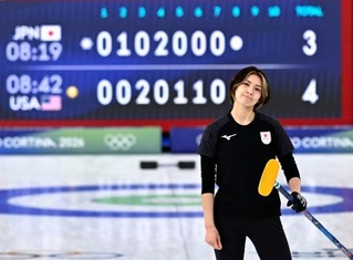 　日本-米国　第８エンドの最終ショット後、厳しい表情を見せる吉村。３点を奪われた＝コルティナダンペッツォ（共同）