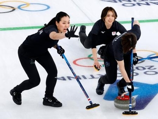 　日本-米国　第５エンド、声を出す近江谷（左）＝コルティナダンペッツォ（共同）