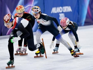 　女子３０００メートルリレー予選　長森遥南（右端）からタッチを受ける金井莉佳＝ミラノ（共同）