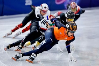 　男子１５００メートル決勝　滑走するイエンス・ファントワウト（先頭）＝ミラノ（共同）