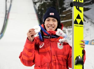 　男子個人ラージヒルで銀メダルを獲得し、笑顔で撮影に応じる二階堂蓮＝プレダッツォ（共同）