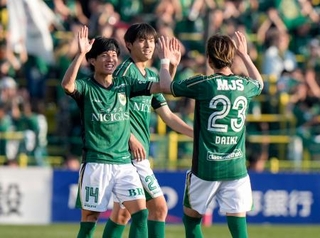 　柏に競り勝ち、タッチを交わす東京Ｖ・福田（左）＝三協Ｆ柏